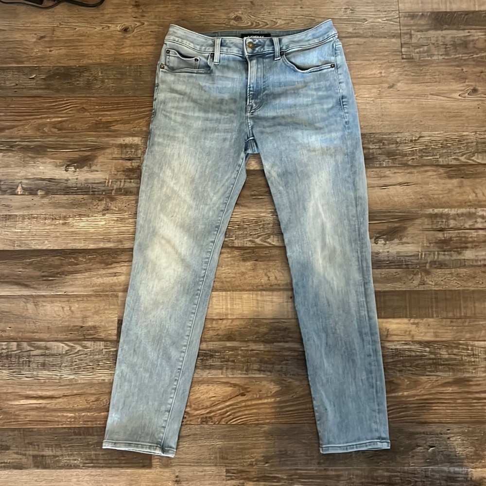 Men’s slim fit light denim jeans